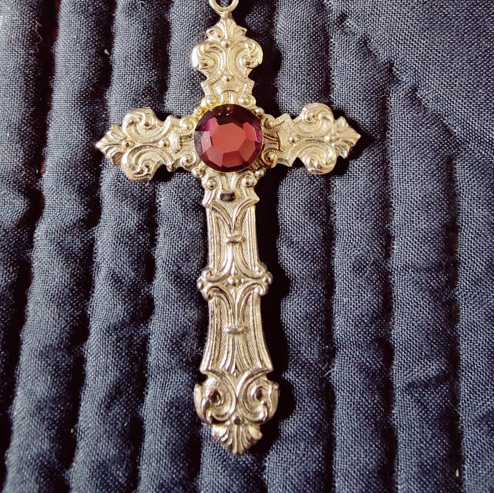 🎊Silvertone cross necklace